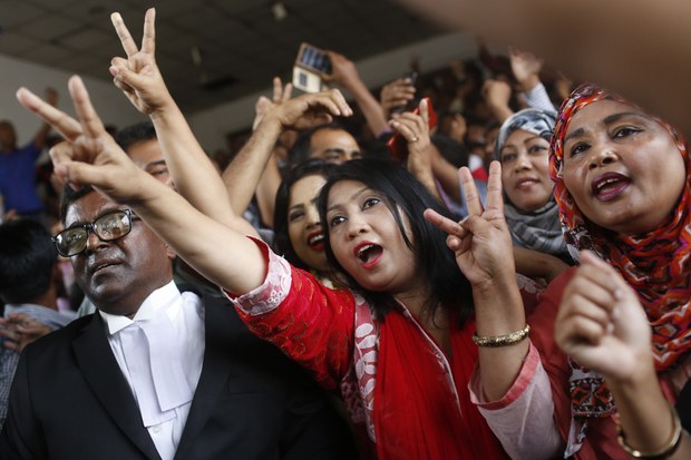 খালেদা জিয়ার চার মাসের অন্তর্বর্তীকালীন জামিন মঞ্জুর হওয়ার পর ঢাকার আদালত চত্বরে বিএনপি সমর্থকদের উচ্ছ্বাস। খালেদা জিয়ার চার মাসের অন্তর্বর্তীকালীন জামিন মঞ্জুর হওয়ার পর ঢাকার আদালত চত্বরে বিএনপি সমর্থকদের উচ্ছ্বাস।