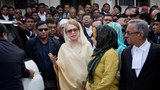 ঢাকায় আদালতে হাজিরা দিয়ে ফেরার পথে গণমাধ্যমের সাথে কথা বলছেন বিএনপি চেয়ারপারসন খালেদা জিয়া।
