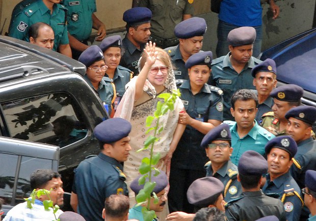 ঢাকার বঙ্গবন্ধু শেখ মুজিব মেডিকেল বিশ্ববিদ্যালয়ে স্বাস্থ্য পরীক্ষা শেষে কারাগারে ফিরে যাবার আগে উপস্থিত লোকজনের উদ্দেশ্যে হাত নেড়ে অভিবাদন জানান বিএনপি চেয়ারপারসন খালেদা জিয়া। ঢাকার বঙ্গবন্ধু শেখ মুজিব মেডিকেল বিশ্ববিদ্যালয়ে স্বাস্থ্য পরীক্ষা শেষে কারাগারে ফিরে যাবার আগে উপস্থিত লোকজনের উদ্দেশ্যে হাত নেড়ে অভিবাদন জানান বিএনপি চেয়ারপারসন খালেদা জিয়া।