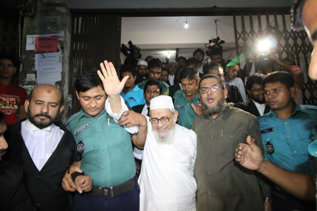 গ্রেপ্তার হওয়া জামায়াত নেতাদের ঢাকা মহানগর দায়রা জজ কোর্টে হাজির করা হয়। গ্রেপ্তার হওয়া জামায়াত নেতাদের ঢাকা মহানগর দায়রা জজ কোর্টে হাজির করা হয়।