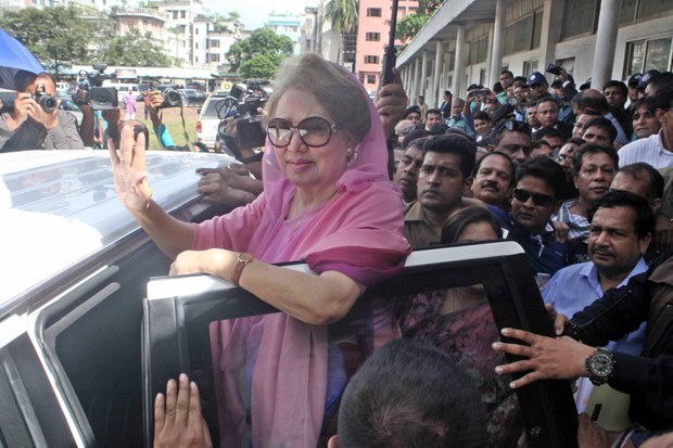 জিয়া এতিমখানা ট্রাস্ট দুর্নীতি মামলায় আত্মসমর্পণ করে জামিন চাইতে ঢাকার বকশিবাজারে বিশেষ জজ আদালতে হাজির হন বিএনপি চেয়ারপারসন খালেদা জিয়া। জিয়া এতিমখানা ট্রাস্ট দুর্নীতি মামলায় আত্মসমর্পণ করে জামিন চাইতে ঢাকার বকশিবাজারে বিশেষ জজ আদালতে হাজির হন বিএনপি চেয়ারপারসন খালেদা জিয়া।