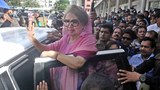 জিয়া এতিমখানা ট্রাস্ট দুর্নীতি মামলায় আত্মসমর্পণ করে জামিন চাইতে ঢাকার বকশিবাজারে বিশেষ জজ আদালতে হাজির হন বিএনপি চেয়ারপারসন খালেদা জিয়া।