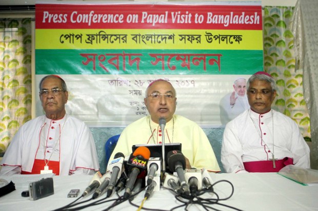 সংবাদ সম্মেলনে বক্তব্য রাখছেন ঢাকায় নিযুক্ত ভ্যাটিকানের রাষ্ট্রদূত ও ডিপ্লোমেটিক কোরের ডিন আর্চবিশপ জর্জ কোচারি সংবাদ সম্মেলনে বক্তব্য রাখছেন ঢাকায় নিযুক্ত ভ্যাটিকানের রাষ্ট্রদূত ও ডিপ্লোমেটিক কোরের ডিন আর্চবিশপ জর্জ কোচারি