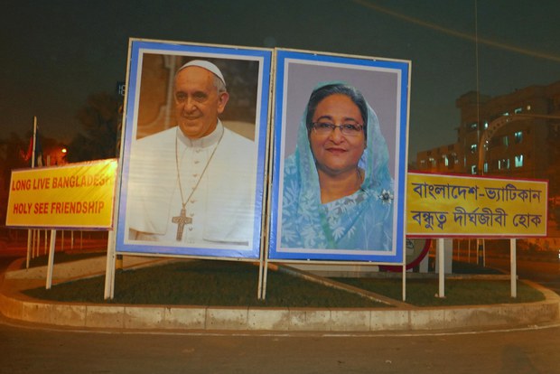 পোপ ফ্রান্সিস এবং বাংলাদেশের প্রধানমন্ত্রী শেখ হাসিনার ছবি টানানো হয়েছে ঢাকার বিভিন্ন সড়কে। পোপ ফ্রান্সিস এবং বাংলাদেশের প্রধানমন্ত্রী শেখ হাসিনার ছবি টানানো হয়েছে ঢাকার বিভিন্ন সড়কে।