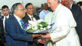 তিন দিনের সফর শেষে ঢাকা ত্যাগ করার আগে বিমানবন্দরে পোপ ফ্রান্সিসকে ফুল দিয়ে বিদায় জানান পররাষ্ট্রমন্ত্রী এ এইচ মাহমুদ আলী।