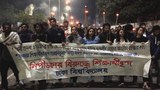 আন্দোলনরত শিক্ষার্থীদের নামে মিথ্যা মামলা প্রত্যাহারের দাবিতে আজ সন্ধ্যায় শিক্ষার্থীরা ঢাকা বিশ্ববিদ্যালয় ক্যাম্পাসে মশাল মিছিল করে। 
