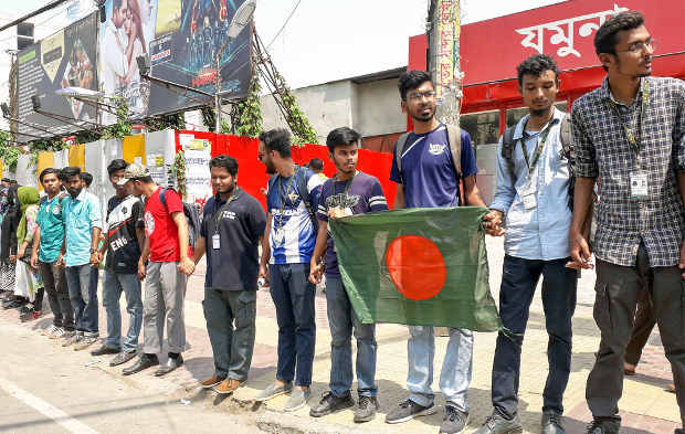 ঢাকার যমুনা ফিউচার পার্ক এলাকায় নিরাপদ সড়কের দাবিতে টানা তৃতীয় দিনের মতো শিক্ষার্থীদের বিক্ষোভ। ২১ মার্চ ২০১৯।