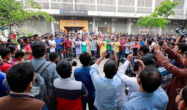 কোটা সংস্কার আন্দোলনের তিন নেতার মুক্তির দাবিতে ঢাকা বিশ্ববিদ্যালয়ে শিক্ষার্থীদের বিক্ষোভ সমাবেশ। কোটা সংস্কার আন্দোলনের তিন নেতার মুক্তির দাবিতে ঢাকা বিশ্ববিদ্যালয়ে শিক্ষার্থীদের বিক্ষোভ সমাবেশ।
