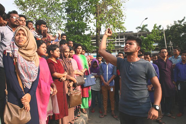 বৃহস্পতিবার রাতে কবি সুফিয়া কামাল হল থেকে কোটা সংস্কার আন্দোলনে জড়িত কয়েকজন ছাত্রীকে বের করে দেওয়ার প্রতিবাদে ঢাকা বিশ্ববিদ্যালয়ে শিক্ষার্থীদের বিক্ষোভ। বৃহস্পতিবার রাতে কবি সুফিয়া কামাল হল থেকে কোটা সংস্কার আন্দোলনে জড়িত কয়েকজন ছাত্রীকে বের করে দেওয়ার প্রতিবাদে ঢাকা বিশ্ববিদ্যালয়ে শিক্ষার্থীদের বিক্ষোভ।