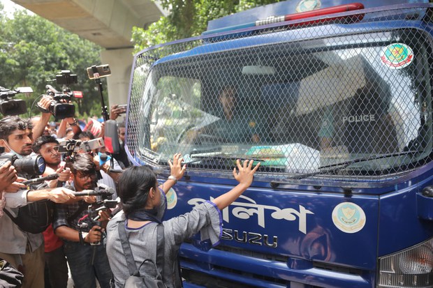 দেশজুড়ে শিক্ষার্থীদের কর্মসূচি থেকে শতাধিক আটক, নানা পেশার মানুষের অংশগ্রহণ দেশজুড়ে শিক্ষার্থীদের কর্মসূচি থেকে শতাধিক আটক, নানা পেশার মানুষের অংশগ্রহণ