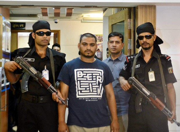 কুমিল্লা থেকে এক অপরাধীকে গ্রেপ্তার করে র্যাব। কুমিল্লা থেকে এক অপরাধীকে গ্রেপ্তার করে র্যাব।