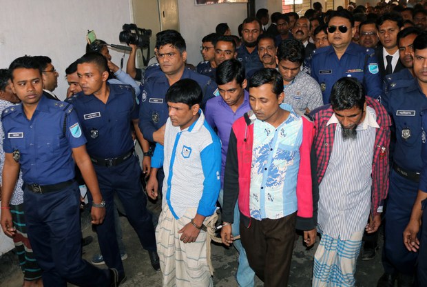 রায়ের পর কারাগারে নেওয়ার পথে কলেজছাত্রী রুপাকে চলন্ত বাসে ধর্ষণের পর হত্যার দায়ে দণ্ডপ্রাপ্ত আসামিরা। রায়ের পর কারাগারে নেওয়ার পথে কলেজছাত্রী রুপাকে চলন্ত বাসে ধর্ষণের পর হত্যার দায়ে দণ্ডপ্রাপ্ত আসামিরা।