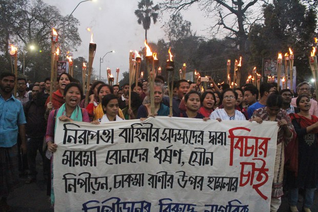 মারমা তরুণীদের ওপর যৌন নির্যাতন ও চাকম রানির ওপর হামলার প্রতিবাদে ঢাকার শাহবাগ এলাকায় ‘নিপীড়নের বিরুদ্ধে নাগরিক’ ব্যানারে মশাল মিছিল। মারমা তরুণীদের ওপর যৌন নির্যাতন ও চাকম রানির ওপর হামলার প্রতিবাদে ঢাকার শাহবাগ এলাকায় ‘নিপীড়নের বিরুদ্ধে নাগরিক’ ব্যানারে মশাল মিছিল।