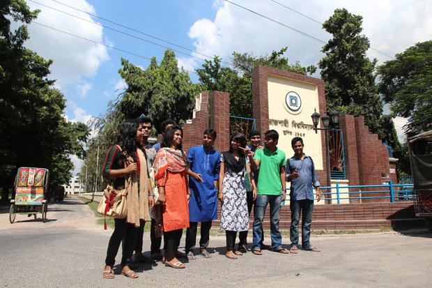 রাজশাহী বিশ্ববিদ্যালয় ফটকের সামনে কয়েকজন শিক্ষার্থী।