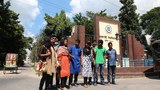 রাজশাহী বিশ্ববিদ্যালয় ফটকের সামনে কয়েকজন শিক্ষার্থী।