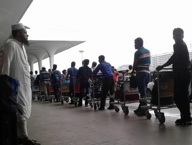 শাহজালাল আর্ন্তজাতিক বিমানবন্দরে বিদেশগামী শ্রমিকদের অপেক্ষা। শাহজালাল আর্ন্তজাতিক বিমানবন্দরে বিদেশগামী শ্রমিকদের অপেক্ষা।