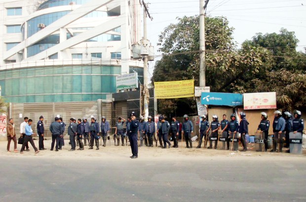 আশুলিয়ার গার্মেন্টস কারখানাগুলোর নিরাপত্তা জোরদার করা হয়েছে। আশুলিয়ার গার্মেন্টস কারখানাগুলোর নিরাপত্তা জোরদার করা হয়েছে।