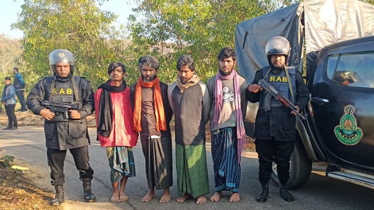 বান্দরবান নাইক্ষ্যংছড়ির ঘুমধুম এলাকায় অভিযান চালিয়ে অস্ত্রসহ চার রোহিঙ্গাকে আটক করে র‌্যাব। ৭ জানুয়ারি ২০২২। [বেনারনিউজ]