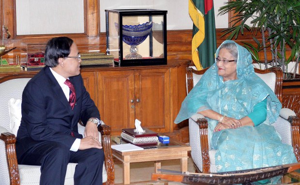 প্রধানমন্ত্রীর সঙ্গে সৌজন্য সাক্ষাতে সু চির বিশেষ দূত কিউ তিন। প্রধানমন্ত্রীর সঙ্গে সৌজন্য সাক্ষাতে সু চির বিশেষ দূত কিউ তিন।