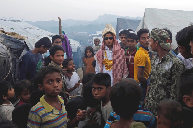 টেকনাফের উনচিপ্রাং শরণার্থী শিবিরে এর রোহিঙ্গা বরযাত্রী।