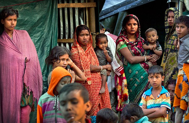 কক্সবাজারের কুতুপালং শরণার্থী শিবিরে কয়েকজন রোহিঙ্গা। কক্সবাজারের কুতুপালং শরণার্থী শিবিরে কয়েকজন রোহিঙ্গা।