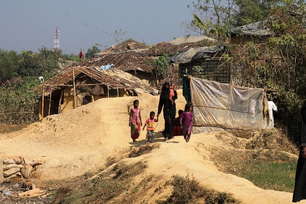 কুতুপালং শরণার্থী শিবিরে শিশুসহ এক রোহিঙ্গা নারী কুতুপালং শরণার্থী শিবিরে শিশুসহ এক রোহিঙ্গা নারী