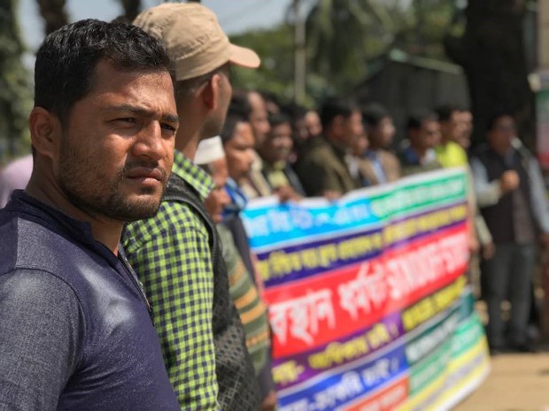 রোহিঙ্গাদের দ্রুত প্রত্যাবাসনের দাবিতে উখিয়ার স্থানীয় বাসিন্দারা উপজেলা কার্যালয়ের সামনে অবস্থান ধর্মঘট ও বিক্ষোভ করে। রোহিঙ্গাদের দ্রুত প্রত্যাবাসনের দাবিতে উখিয়ার স্থানীয় বাসিন্দারা উপজেলা কার্যালয়ের সামনে অবস্থান ধর্মঘট ও বিক্ষোভ করে।
