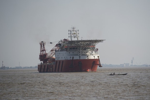 রোহিঙ্গাদের জন্য ত্রাণবাহী জাহাজ নটিক্যাল আলিয়া ইয়াঙ্গুনের থিলাওয়া বন্দরে নোঙর করে। রোহিঙ্গাদের জন্য ত্রাণবাহী জাহাজ নটিক্যাল আলিয়া ইয়াঙ্গুনের থিলাওয়া বন্দরে নোঙর করে।