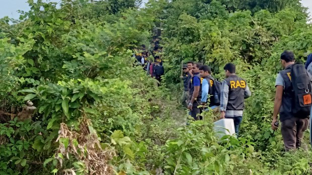টেকনাফে কথিত বন্দুকযুদ্ধে তিন রোহিঙ্গা ‘ডাকাত’ নিহত টেকনাফে কথিত বন্দুকযুদ্ধে তিন রোহিঙ্গা ‘ডাকাত’ নিহত