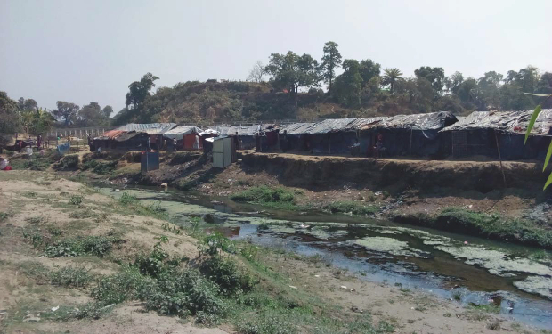 বান্দরবানের নাইক্ষ্যংছড়ি উপজেলার তুমব্রু সীমান্তের নো-ম্যান্স ল্যান্ডে গড়ে ওঠা রোহিঙ্গা বসতির একাংশ। ২১ ফেব্রুয়ারি ২০১৮।