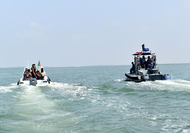 টেকনাফের নাফ নদীতে স্পিডবোট যোগে বিজিবি-বিজিপির সদস্যরা যৌথভাবে টহল দিচ্ছেন। টেকনাফের নাফ নদীতে স্পিডবোট যোগে বিজিবি-বিজিপির সদস্যরা যৌথভাবে টহল দিচ্ছেন।