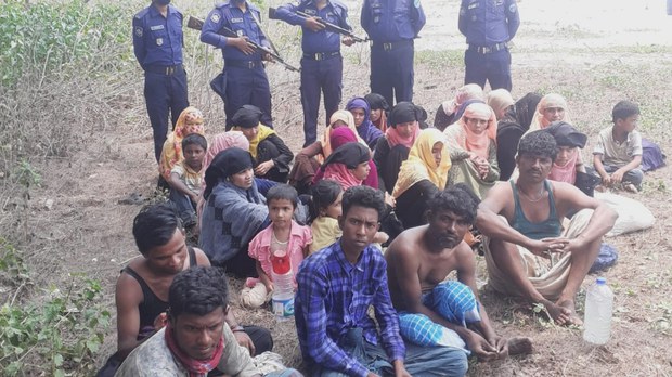 সমুদ্রে ডাকাতির কবলে পড়া মালয়েশিয়াগামী রোহিঙ্গাদের পাঠানো হলো ভাসানচর সমুদ্রে ডাকাতির কবলে পড়া মালয়েশিয়াগামী রোহিঙ্গাদের পাঠানো হলো ভাসানচর