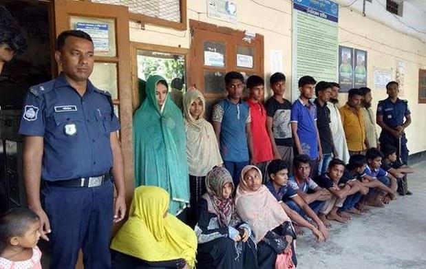 সাগর পথে মালয়েশিয়া যাওয়ার চেষ্টার সময় কক্সবাজারে আটক রোহিঙ্গা সদস্যরা। সাগর পথে মালয়েশিয়া যাওয়ার চেষ্টার সময় কক্সবাজারে আটক রোহিঙ্গা সদস্যরা।