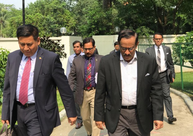 বৃহস্পতিবার রাষ্ট্রীয় অতিথি ভবন মেঘনায় অনুষ্ঠিত জয়েন্ট ওয়ার্কিং গ্রুপের দ্বিতীয় সভা শেষে বেরিয়ে আসছেন পররাষ্ট্র সচিব শহিদুল হক (ডানে) ও মিয়ানমারের স্থায়ী সচিব মিন্ট থু। বৃহস্পতিবার রাষ্ট্রীয় অতিথি ভবন মেঘনায় অনুষ্ঠিত জয়েন্ট ওয়ার্কিং গ্রুপের দ্বিতীয় সভা শেষে বেরিয়ে আসছেন পররাষ্ট্র সচিব শহিদুল হক (ডানে) ও মিয়ানমারের স্থায়ী সচিব মিন্ট থু।