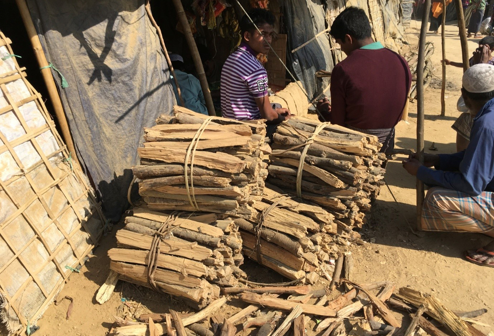 কুতুপালং শিবিরের কাছে একটি লাকড়ির দোকান। ১০ এপ্রিল ২০১৮। 