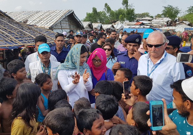 টেকনাফ শামলাপুর শরণার্থী শিবিরে রোহিঙ্গা শিশুদের সঙ্গে কথা বলছেন বলিউড তারকা প্রিয়াঙ্কা চোপড়া। টেকনাফ শামলাপুর শরণার্থী শিবিরে রোহিঙ্গা শিশুদের সঙ্গে কথা বলছেন বলিউড তারকা প্রিয়াঙ্কা চোপড়া।