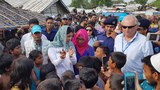 টেকনাফ শামলাপুর শরণার্থী শিবিরে রোহিঙ্গা শিশুদের সঙ্গে কথা বলছেন বলিউড তারকা প্রিয়াঙ্কা চোপড়া।