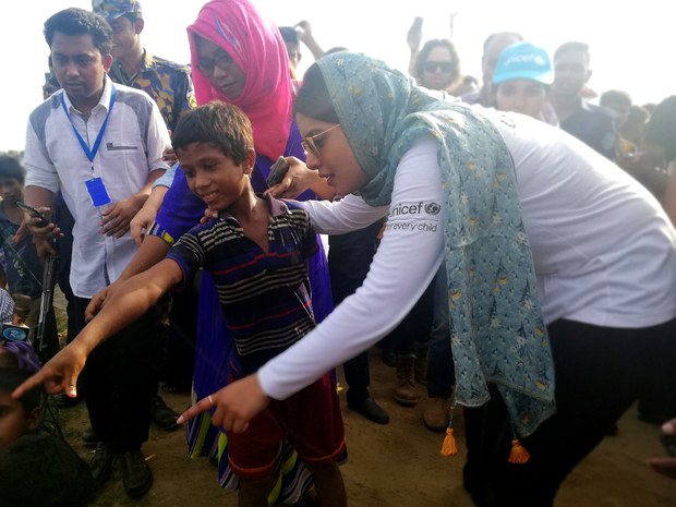 টেকনাফ শামলাপুর রোহিঙ্গা শিবিরে শিশুদের সঙ্গে কথা বলছেন বলিউড তারকা প্রিয়াঙ্কা চোপড়া। টেকনাফ শামলাপুর রোহিঙ্গা শিবিরে শিশুদের সঙ্গে কথা বলছেন বলিউড তারকা প্রিয়াঙ্কা চোপড়া।