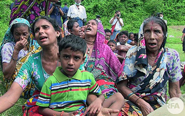 রাখাইনের ইয়েবাও খিয়া গ্রামের গণকবরে স্থানীয় হিন্দুদের মৃতদেহ উদ্ধারের পর স্বজনদের আহাজারি। রাখাইনের ইয়েবাও খিয়া গ্রামের গণকবরে স্থানীয় হিন্দুদের মৃতদেহ উদ্ধারের পর স্বজনদের আহাজারি।