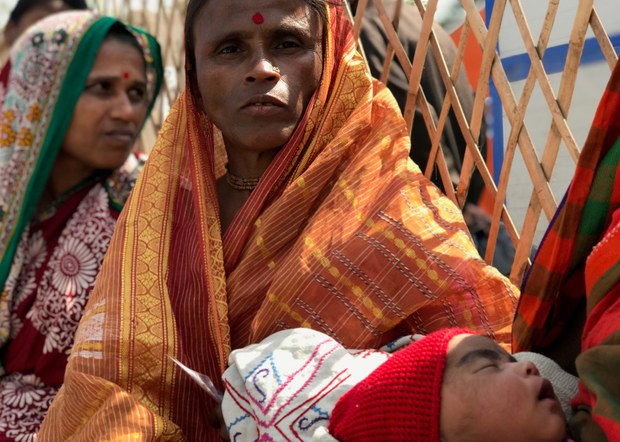 রোহিঙ্গা শরণার্থীদের জন্য নির্মাণ করা মালয়েশিয়ান ফিল্ড হাসপাতালের বাইরে হিন্দু নারীরা স্বাস্থ্যসেবা নিতে অপেক্ষা করছেন। রোহিঙ্গা শরণার্থীদের জন্য নির্মাণ করা মালয়েশিয়ান ফিল্ড হাসপাতালের বাইরে হিন্দু নারীরা স্বাস্থ্যসেবা নিতে অপেক্ষা করছেন।