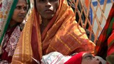 রোহিঙ্গা শরণার্থীদের জন্য নির্মাণ করা মালয়েশিয়ান ফিল্ড হাসপাতালের বাইরে হিন্দু নারীরা স্বাস্থ্যসেবা নিতে অপেক্ষা করছেন।