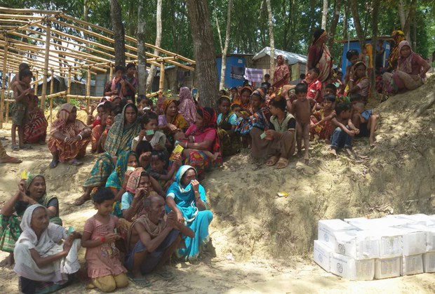 উখিয়ার শরণার্থী শিবিরে ত্রাণের জন্য অপেক্ষা করছেন মিয়ানমার থেকে পালিয়ে আসা হিন্দু রোহিঙ্গারা। উখিয়ার শরণার্থী শিবিরে ত্রাণের জন্য অপেক্ষা করছেন মিয়ানমার থেকে পালিয়ে আসা হিন্দু রোহিঙ্গারা।