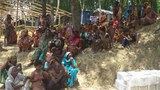 উখিয়ার শরণার্থী শিবিরে ত্রাণের জন্য অপেক্ষা করছেন মিয়ানমার থেকে পালিয়ে আসা হিন্দু রোহিঙ্গারা।