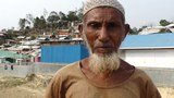 টেকনাফের হোয়াইক্যং উনচিপ্রাং শরণার্থী শিবিরের সামনে দাঁড়িয়ে রয়েছেন এক রোহিঙ্গা।