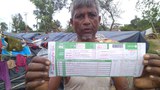 শরণার্থী পরিচয়পত্র থাকার পরেও কোনো সহায়তা পাচ্ছেন না বলে অভিযোগ করেন এই রোহিঙ্গা ব্যক্তি।