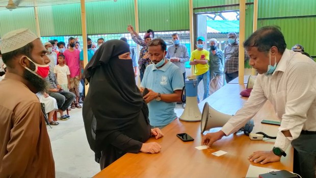 পুরনো রোহিঙ্গাদের খাবার বয়কট করে বিক্ষোভ, আলোচনায় সমাধান