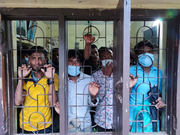 কক্সবাজারের ক্যাম্প ছেড়ে রোহিঙ্গারা পালাচ্ছে, এক মাসে আটক ৪৩৪ কক্সবাজারের ক্যাম্প ছেড়ে রোহিঙ্গারা পালাচ্ছে, এক মাসে আটক ৪৩৪