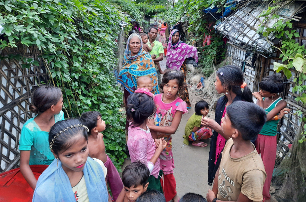 টেকনাফের বাহারছড়া শরণার্থী শিবিরে সামনে দাঁড়িয়ে আছেন একদল রোহিঙ্গা। ১৬ আগস্ট ২০২০। 