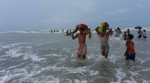 নৌকা ডুবির ঘটনায় নিহত রোহিঙ্গাদের লাশ উদ্ধার করে নিয়ে আসছেন টেকনাফের শাহপরীর দ্বীপের স্থানীয় বাসিন্দারা। নৌকা ডুবির ঘটনায় নিহত রোহিঙ্গাদের লাশ উদ্ধার করে নিয়ে আসছেন টেকনাফের শাহপরীর দ্বীপের স্থানীয় বাসিন্দারা।