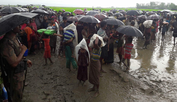 টেকনাফের কাঞ্চনপাড়া সীমান্তে বাংলাদেশে অনুপ্রবেশেরে সময় বিজিবির হাতে আটক রোহিঙ্গারা। ৩১ আগস্ট ২০১৭